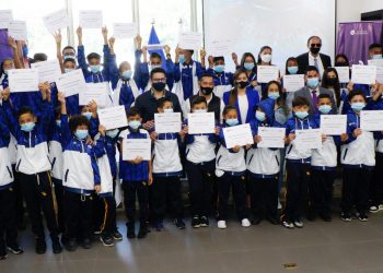 Alcaldía de San Salvador otorgó becas educativas a niños y jóvenes deportistas