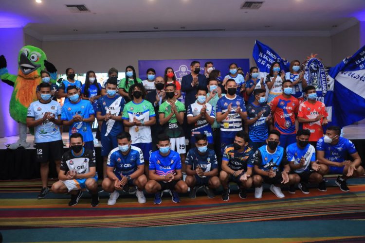 Los representantes de los diversos equipos tanto en masculino como en femenino posan junto a las autoridades. Foto: David Martínez