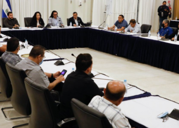 Funcionarios sostienen reunión con empresarios del transporte colectivo para verificar tarifas de pasajes