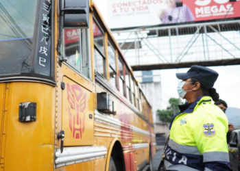 «El punto de partida debe de ser el cobro exacto de la tarifa establecida, ni un centavo más. No jueguen con fuego»: presidente Bukele a transportistas