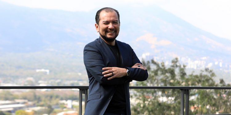 Riky Lemus es un artista salvadoreño amante de lo romántico. Foto: Edison González
