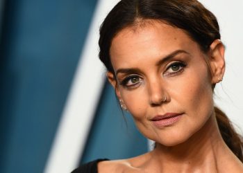 Katie Holmes presume su nuevo romance con el músico Bobby Wooten III