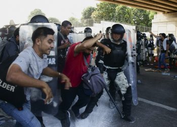 Caravana de unos 600 migrantes choca con guardias nacionales en México