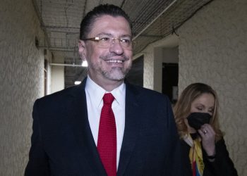 Economista Rodrigo Chaves gana la presidencia de Costa Rica