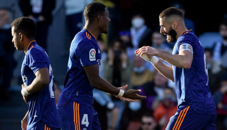 El delantero francés del Real Madrid, Karim Benzema (D), celebra con su compañero de equipo, el defensa austriaco del Real Madrid, David Alaba, después de marcar un segundo penalti durante el partido de fútbol de la Liga española entre el RC Celta de Vigo y el Real Madrid CF. (Photo by MIGUEL RIOPA / AFP)