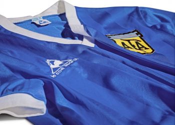 Hija de Maradona pone en duda que camiseta en subasta sea la de la «mano de Dios»