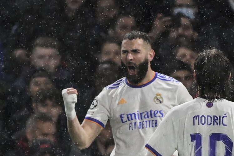 El delantero francés del Real Madrid, Karim Benzema, celebra después de marcar su primer gol durante el partido de ida de los cuartos de final de la Liga de Campeones de la UEFA entre el Chelsea y el Real Madrid en el estadio Stamford Bridge. (Photo by JAVIER SORIANO / AFP)
