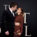 Jennifer Lopez presume su anillo de compromiso
