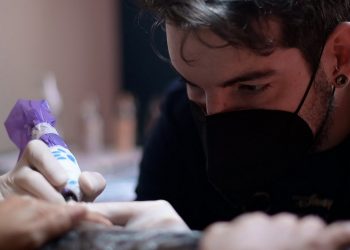 Tatuajes para disimular cicatrices y superar el pasado en Brasil