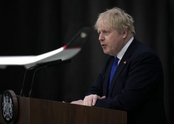 Boris Johnson da explicaciones al parlamento tras ser multado por una fiesta durante el confinamiento