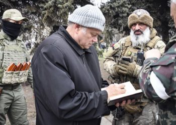 Rusia afirma que abrió un corredor humanitario para salida de fuerzas ucranianas de Mariúpol