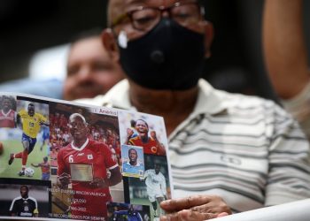 Una multitud despide al exfutbolista colombiano Freddy Rincón en estadio de Cali