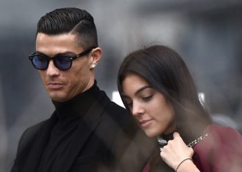 Afición del Liverpool aplaude a Cristiano Ronaldo tras pérdida de su hijo recién nacido