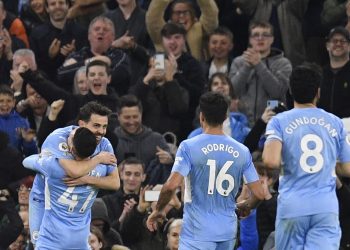 Manchester City sufre para ganar al Brighton, pero recupera el liderato