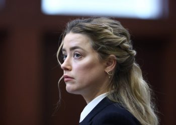 Defensa de Amber Heard lee en la corte mensajes violentos de Johnny Depp