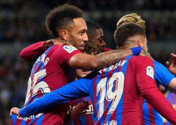 El Barcelona vence a la Real Sociedad y retrasa el título del Real Madrid