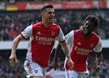 Arsenal gana al Manchester United y mete presión al Tottenham por los puestos a Champions League