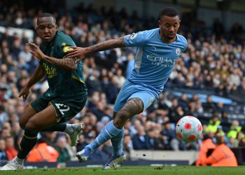 Manchester City golea a Watford y mete presión al Liverpool en Premier League
