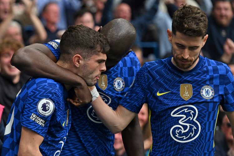 Chelsea's US midfielder Christian Pulisic (L) celebrates scoring the opening goal with Chelsea's Belgian striker Romelu Lukaku (C) and Chelsea's Italian midfielder Jorginho during the English Premier League football match between Chelsea and West Ham United at Stamford Bridge in London on April 24, 2022. (Photo by JUSTIN TALLIS / AFP) / RESTRICTED TO EDITORIAL USE. No use with unauthorized audio, video, data, fixture lists, club/league logos or 'live' services. Online in-match use limited to 120 images. An additional 40 images may be used in extra time. No video emulation. Social media in-match use limited to 120 images. An additional 40 images may be used in extra time. No use in betting publications, games or single club/league/player publications. /