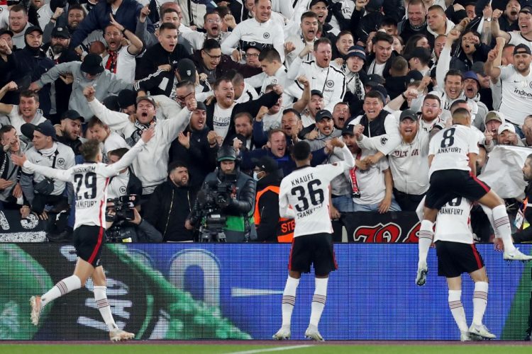 Los fanáticos de Frankfurt aplauden mientras sus jugadores celebran el segundo gol del equipo durante el partido de ida de la semifinal de la UEFA Europa League entre West Ham United y Eintracht Frankfurt, en el London Stadium. (Photo by Ian Kington / IKIMAGES / AFP)
