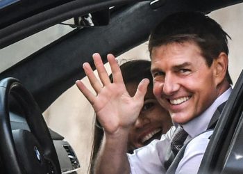 Tom Cruise presenta secuela de Top Gun desde el fuselaje de un avión en vuelo