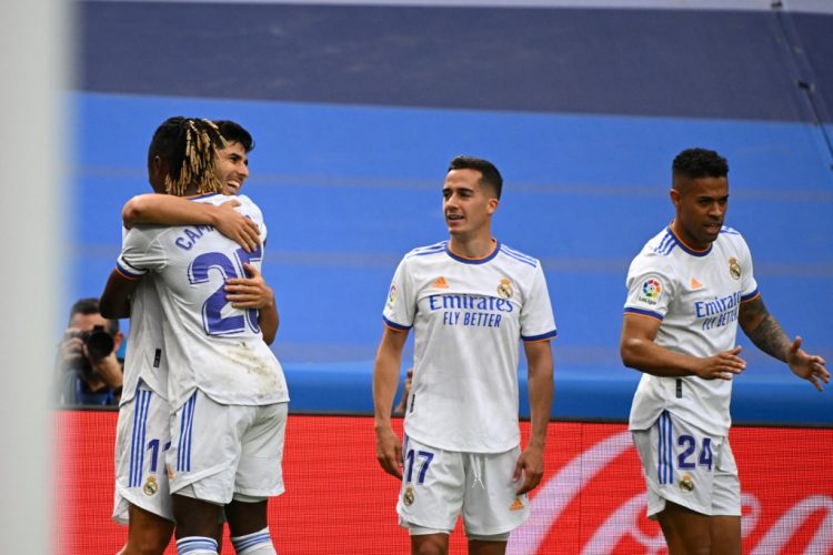 El centrocampista español del Real Madrid Marco Asensio (L) celebra con sus compañeros de equipo después de marcar el tercer gol de su equipo durante el partido de fútbol de la Liga española entre el Real Madrid CF y el RCD Espanyol. (Photo by GABRIEL BOUYS / AFP)