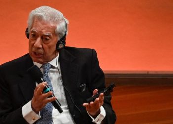 Vargas Llosa evoluciona favorablemente tras hospitalización en Madrid por covid