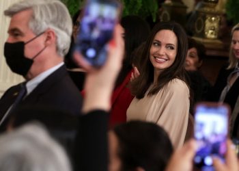 Angelina Jolie visita «por sorpresa» a desplazados en Ucrania
