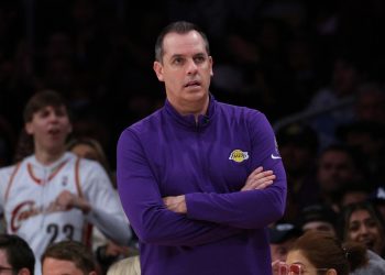 Los Ángeles Lakers despiden al entrenador Frank Vogel
