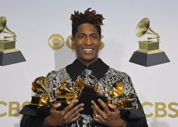 ¿Quién es Jon Batiste?, el fenómeno del jazz que triunfó en los Grammy