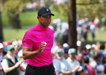 Tiger Woods resurge con una asombrosa primera ronda en el Masters