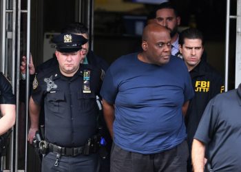 La policía de Nueva York detiene al sospechoso del tiroteo del metro