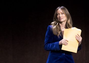¡En plena acción! Olivia Wilde recibió documentos sobre la custodia de sus hijos estando en el escenario en Las Vegas
