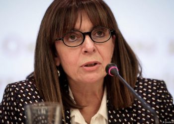 Presidenta de Grecia da positivo por COVID-19