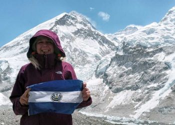 Alfa Karina Arrué cumplirá años al pie del Monte Everest