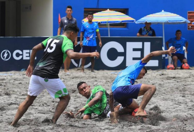 La Barra de Santiago  se mide a Garita Palmeras en la Liga de Fútbol Playa. Foto: Indes.