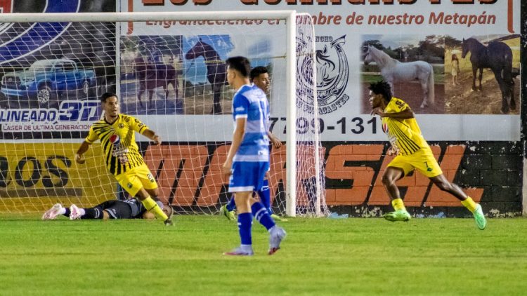 El jamaiquino Jabari Hylton (derecha) marcó un gran tanto pero no fue suficiente para el triunfo del 11. Foto cortesía Carlos Bernal