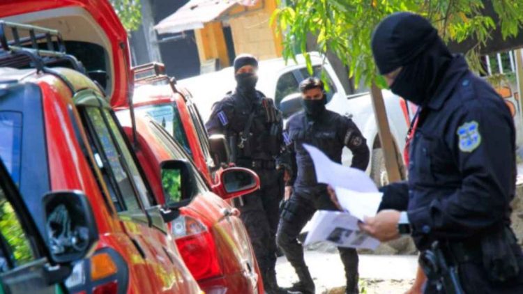 Decomiso de vehículos a pandilleros en Tamanique, La Libertad. Foto PNC.