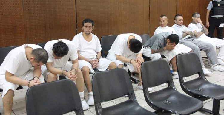 Fotografía de un caso de 2019, en el que el juez Godofredo Salazar prohibió reproducir los videos y audios que incriminaban a los pandilleros.  Foto / FGR