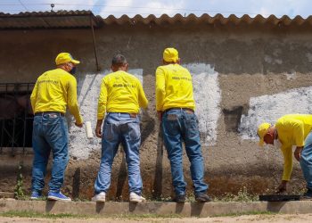 Centros Penales continúa la limpieza de grafitis alusivos a pandillas en El Salvador