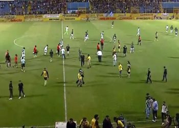 Suspenden partido en Honduras por conflicto entre aficionados de ambos equipos