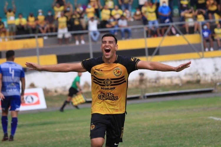 Festejo de Juan Camilo Delgado, Foto Platense