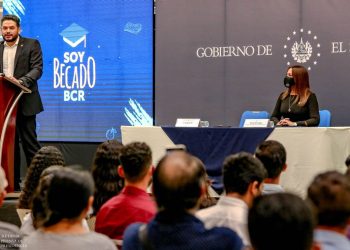 BCR entrega becas para educación superior a más de 100 estudiantes salvadoreños destacados