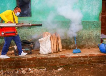Ministerio de Salud inicia con jornada de fumigación en Nahuizalco