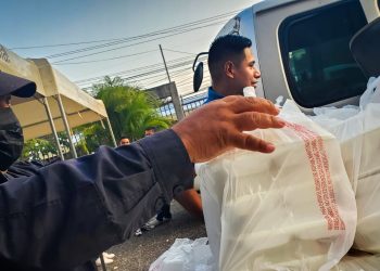 Ministerio de Gobernación entrega cena a elementos de la Policía Nacional Civil y Fuerza Armada