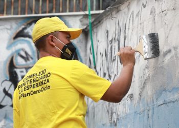 Privados de Libertad inician eliminación de grafitis hechos por pandilleros en territorio salvadoreño