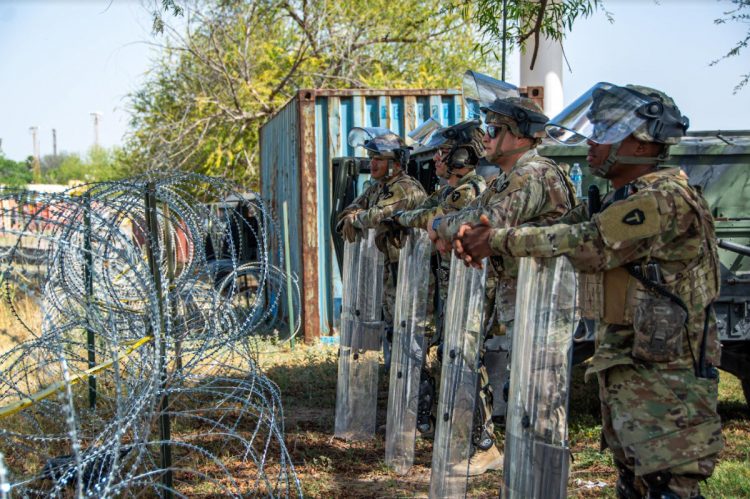 Muro policial. El gobernador de Texas, Greg Abbott, equipó a los agentes de la Guardia Nacional.