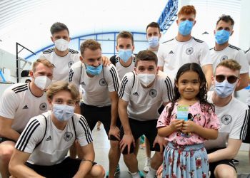 Selección alemana de fútbol playa realiza tour por Zacatecoluca y el Puerto de La Libertad