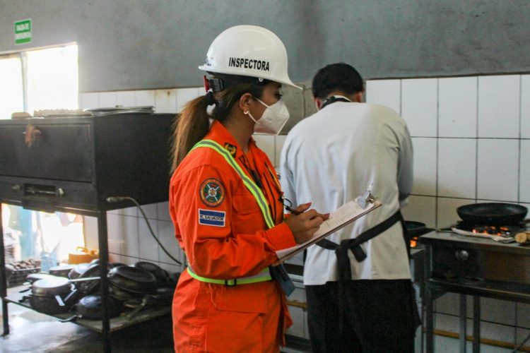 Estas acciones se enmarcan en la ejecución del Plan Verano 2022 y con el fin de fomentar una cultura de prevención en caso de incendios y accidentes. Foto / Diario El Salvador.