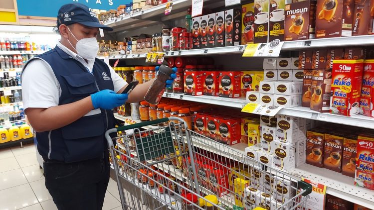 Hasta la fecha, la Defensoría ha efectuado más 5,100 inspecciones en el sector de alimentos. Foto / Diario El Salvador.